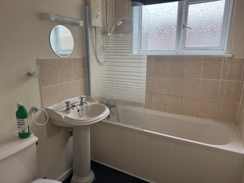 Lot: 139 - PURPOSE-BUILT TOWN CENTRE FLAT WITH PARKING - Bathroom